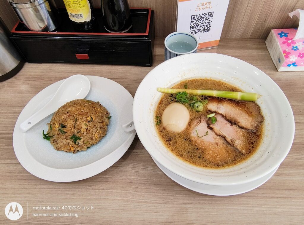 津門 「醤油そば(味濃いめ、硬さ普通、背油多め、味玉トッピング)+ブラックチャーハン」
